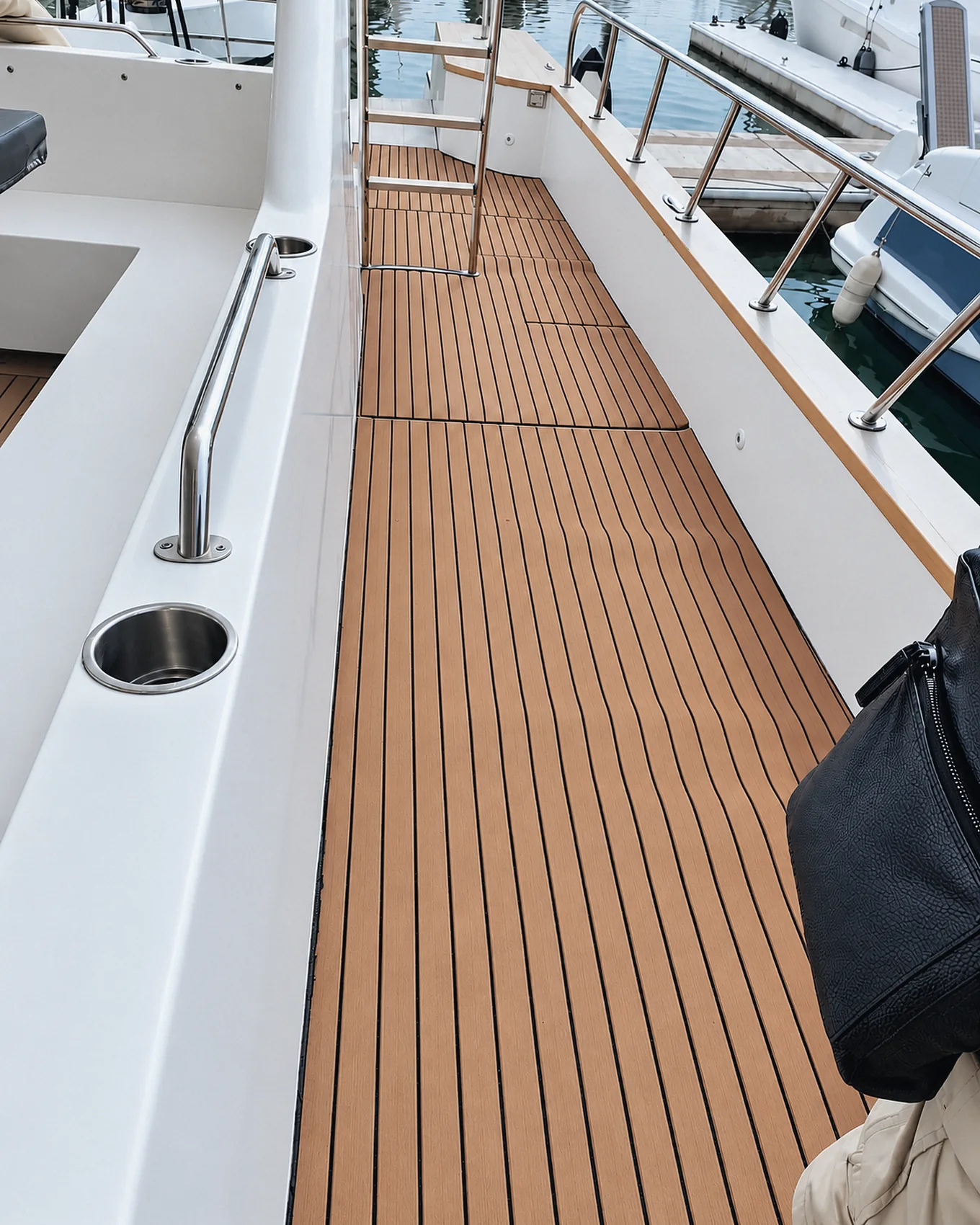 Side deck in synthetic teak